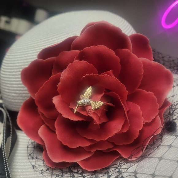 White Derby Hat with a flower and a bow! - Picture 3 of 5